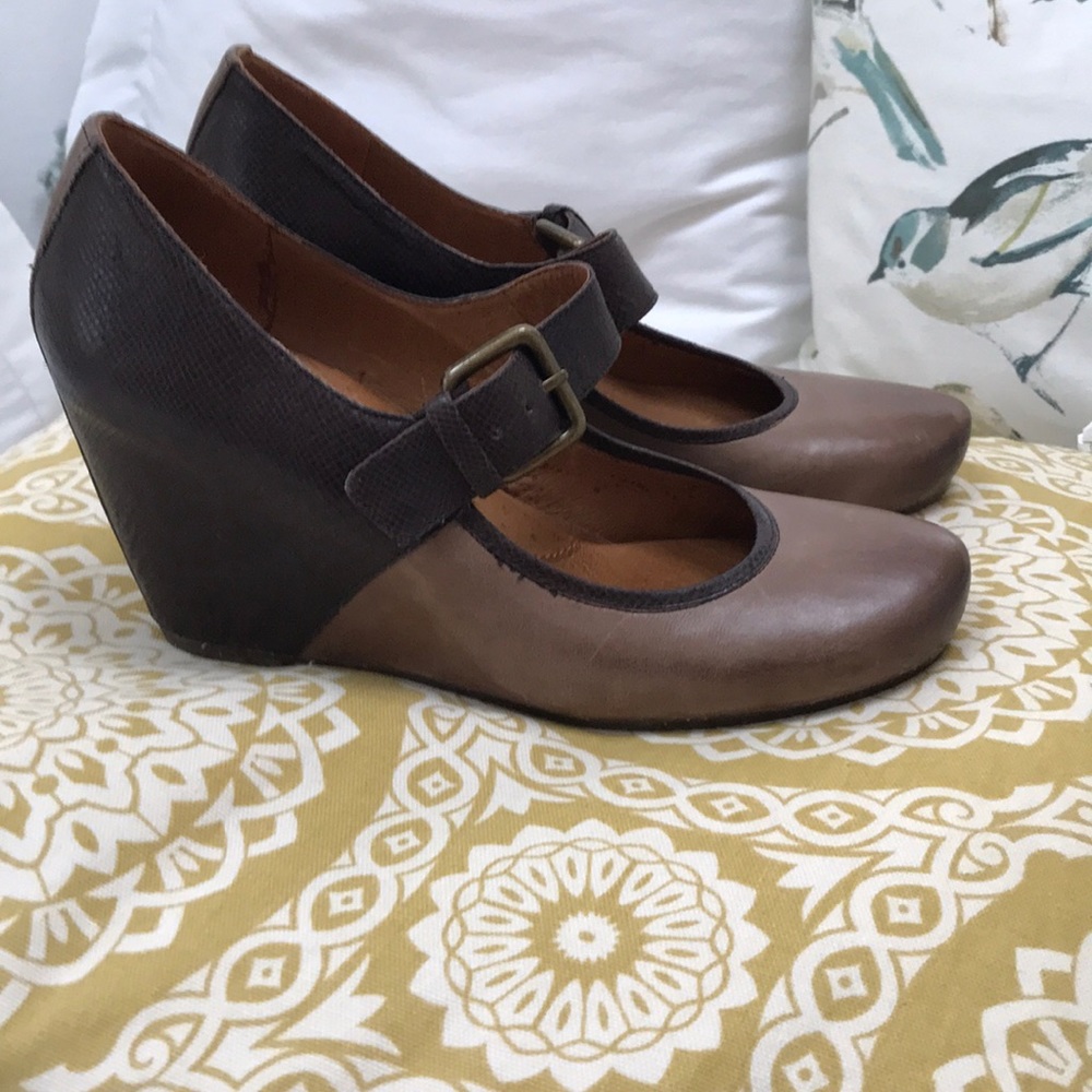 Women’s NWOB Naya Taupe/Brown Wedges 9M